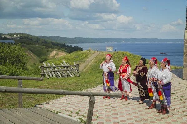 Groupe folklorique rencontrer les passagers du navire — Photo