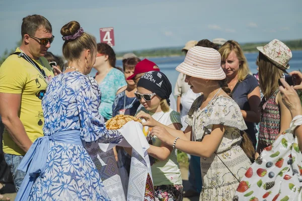 Nemzeti ruha lány találkozott az utasokat a hajó — Stock Fotó