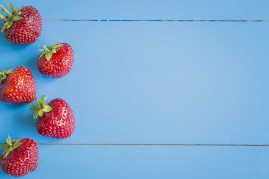 mavi zemin üzerine taze çilek