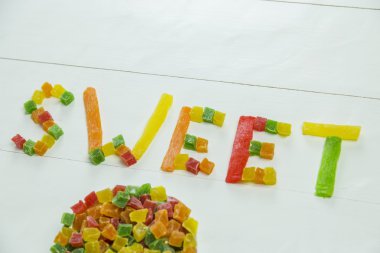 Kurutulmuş ananas yapılan tatlı kelime