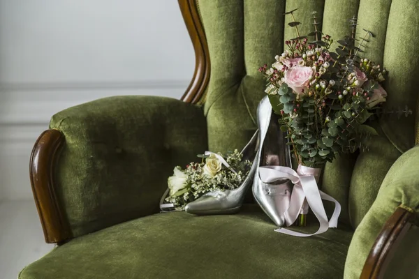 Schuhe mit einem Brautstrauß — Stockfoto