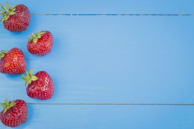 mavi zemin üzerine taze çilek