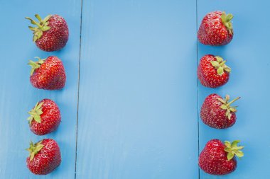 mavi zemin üzerine taze çilek