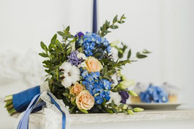 Gelin buketi, mum ve kek dekorasyon düğün