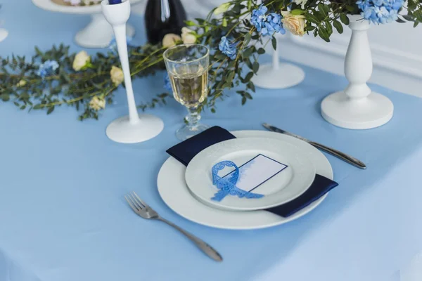 Düğün Ziyafet tablo adı kart ile dekore edilmiştir.