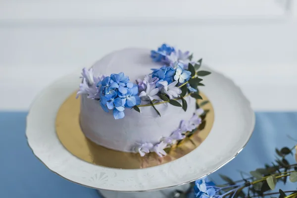 Bryllupsdekorasjoner med kake og vakre blomster – stockfoto