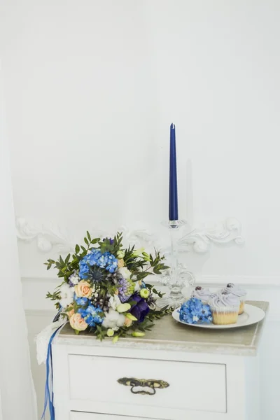 Hochzeitsdekoration mit Brautstrauß, Kerze und Cupcakes — Stockfoto