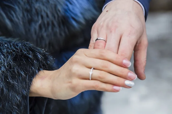 Homem e mulher mãos com anel de casamento — Fotografia de Stock