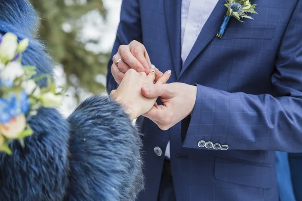 Sluit de bruidegom Doe de trouwring om bruid — Stockfoto