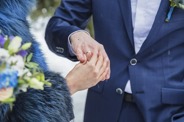 Man en vrouw handen met trouwring — Stockfoto