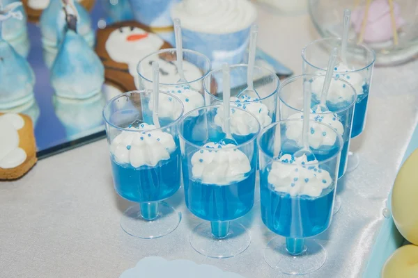 Barra de doces na cerimônia de casamento com doces diferentes — Fotografia de Stock