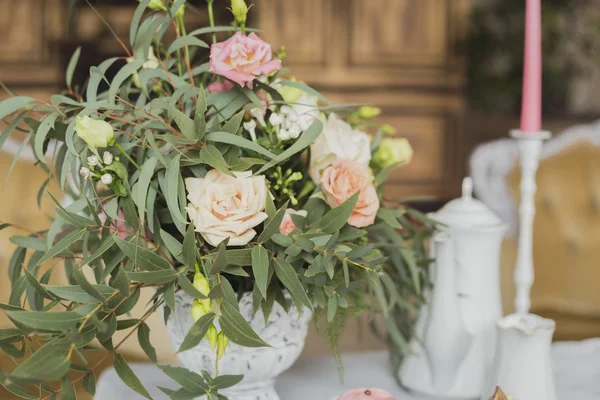 Květiny do vázy pro svatební obřad — Stock fotografie