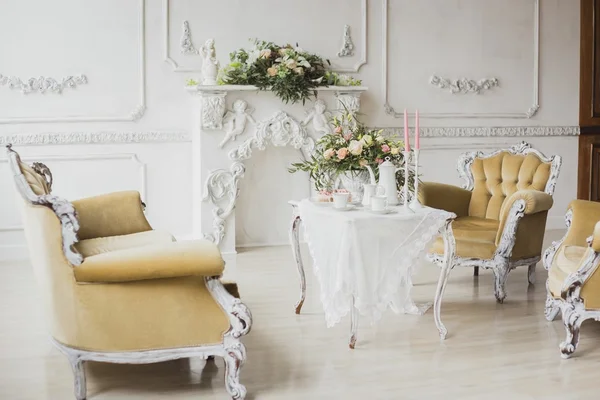 Bröllops dekorationer zone - vita bord med bukett och cupcakes — Stockfoto