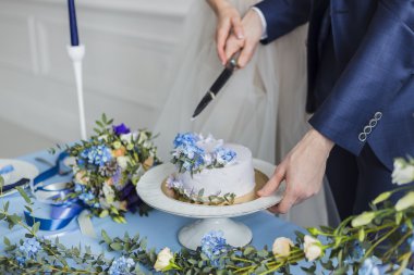 Gelin ve damadın düğünde pasta kesme