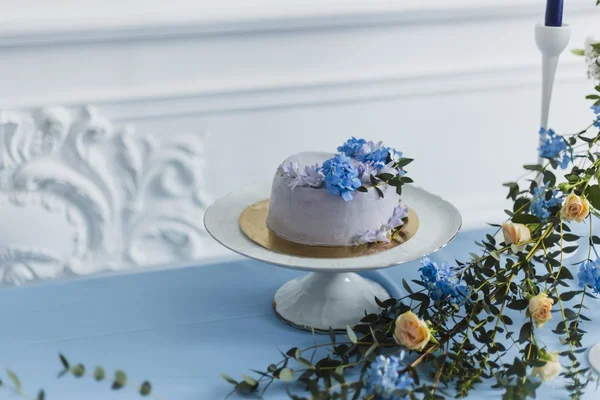 Decorações de casamento com bolo e belas flores — Fotografia de Stock