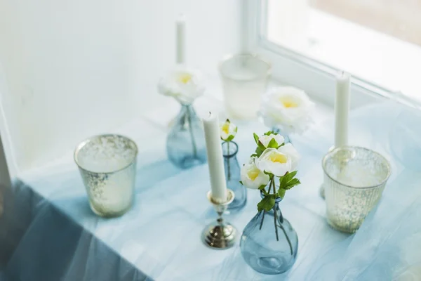 Dekor des Fotostudios - weiße Kerzen, blaues Textil — Stockfoto