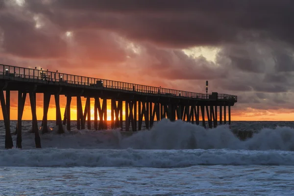 Tramonto tempestoso al molo di Hermosa Beach — Foto Stock