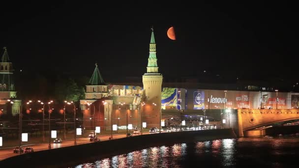 Moskauer Kreml bei Nacht, Zeitraffer, Blick vom Moskauer Fluss, Russland — Stockvideo