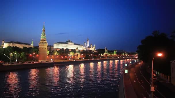Moskauer Kreml bei Nacht, Blick vom Moskauer Fluss, Russland — Stockvideo