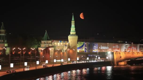 Moscú Kremlin por la noche, lapso de tiempo, vista desde el río Moscú, Rusia — Vídeos de Stock