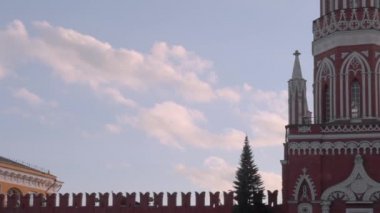 Kızıl Meydan, bulutlar üzerinde Nikolskaya Kulesi, Moskova, Rusya Federasyonu