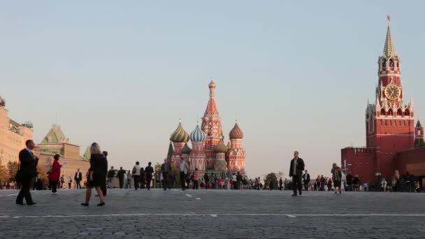 A Vörös tér panorámáját esténként a templom Szent Basil, Moszkva, Oroszország — Stock videók