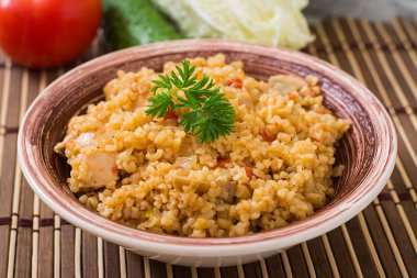 Mantar ve tavuk baharatlı bulgur