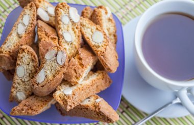 Badem kraker ve bir fincan çay