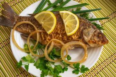 Yeşillikleri ile kavrulmuş sazan balık