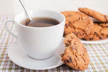 Fincan çay ve çikolata 