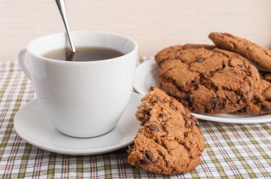 Fincan çay ve çikolata 