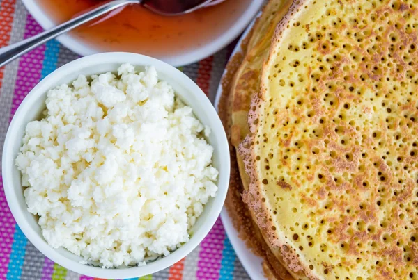 Panqueques con mermelada de fresa, queso — Foto de Stock