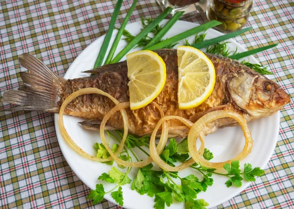 Geroosterde karper vissen met Groenen — Stockfoto