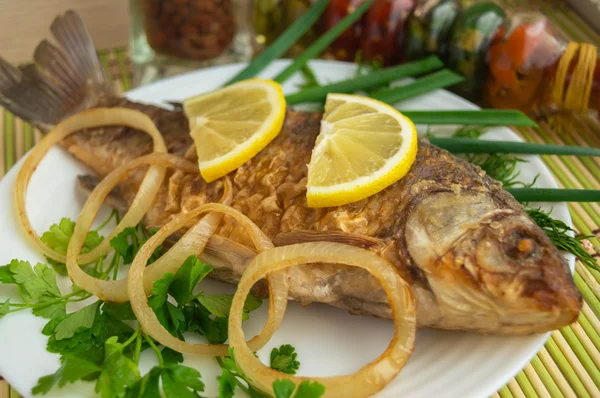 Carpa asada de pescado con verduras — Foto de Stock