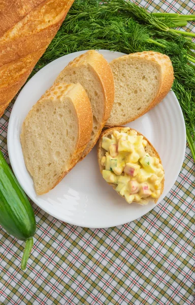 Легкий салат из огурца, крабового мяса, кукурузы и перепелиного яйца — стоковое фото