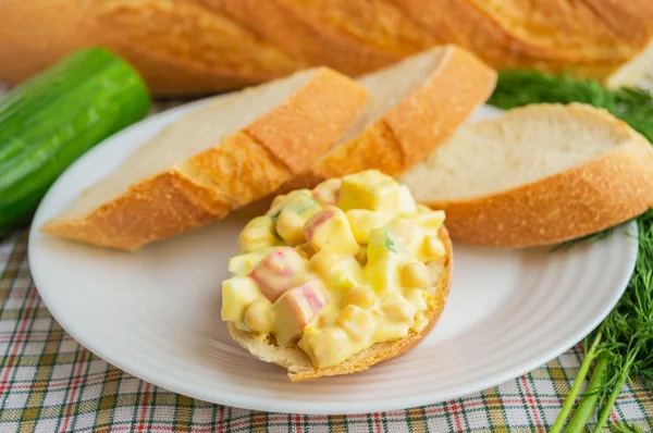 Легкий салат из огурцов, крабового мяса, кукурузы и перепелиных яиц — стоковое фото