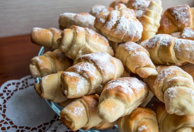 Tatlı kruvasanlar ahududu ile doldurulmuş ve castor şeker serpilir