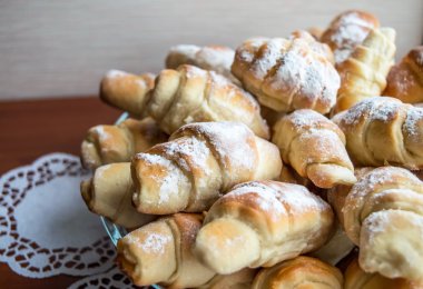 Tatlı kruvasanlar ahududu ile doldurulmuş ve castor şeker serpilir