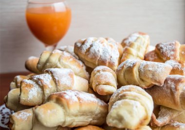 Tatlı kruvasanlar ahududu ile doldurulmuş ve castor şeker serpilir