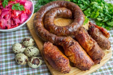 Et rulolar ve domuz sosisi. Paskalya yemek