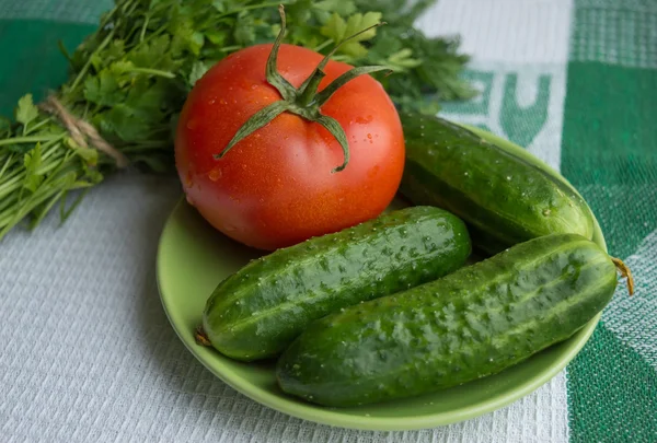 Légumes frais (concombres, tomates) et verts . — Photo
