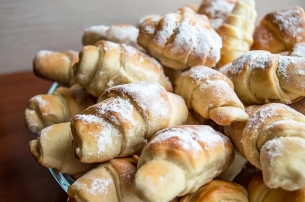 Tatlı kruvasanlar ahududu ile doldurulmuş ve castor şeker serpilir