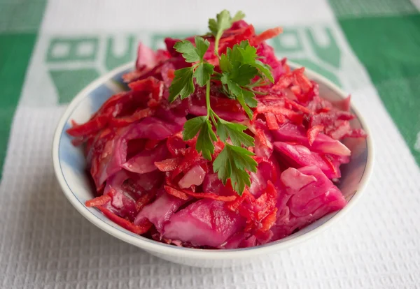 Frisse salade van kool en bieten — Stockfoto