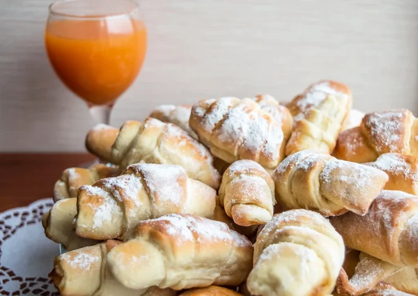 Tatlı kruvasanlar ahududu ile doldurulmuş ve castor şeker serpilir