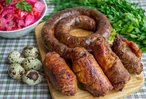 Et rulolar ve domuz sosisi. Paskalya yemek