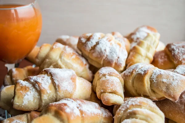 Tatlı kruvasanlar ahududu ile doldurulmuş ve castor şeker serpilir