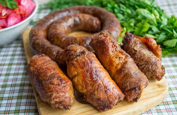 Et rulolar ve domuz sosisi. Paskalya yemek