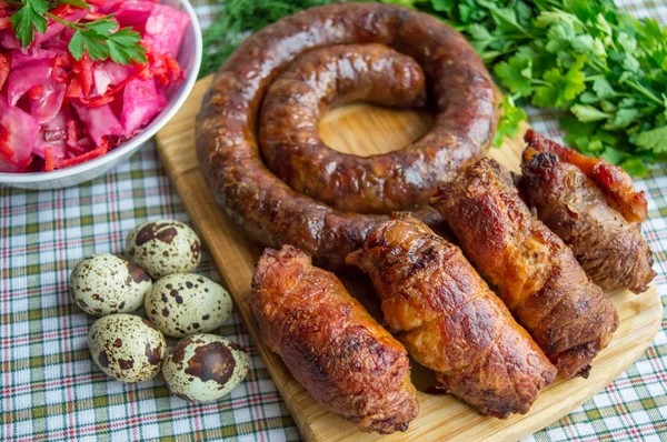 Et rulolar ve domuz sosisi. Paskalya yemek