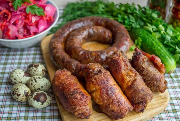 Et rulolar ve domuz sosisi. Paskalya yemek