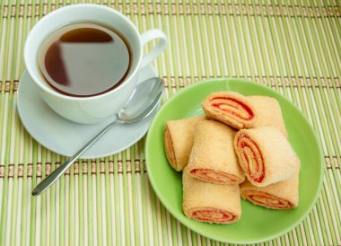Bir tabak ve bardak çay reçelli puf böreği